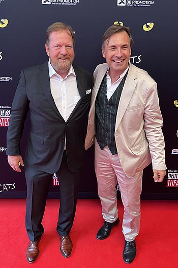 (li.) Ralf Kokemüller (BB Promotion), Thomas Linsmeyer (neuer Geschäftsführer Deutsches Theater) bei der Premiere von  Cats - das Musical vam 02.06.2022 (©Foto: Martin Schmitz)